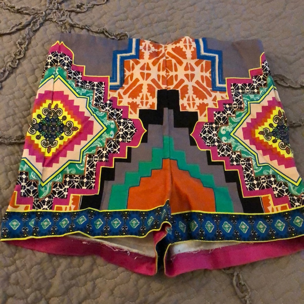 Flying tomatoes pattern shorts
